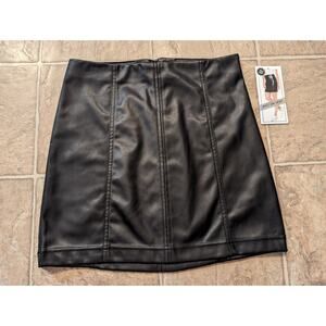 NWT Tinseltown Size M Black Faux Leather Women's Pull On Mini Skirt K5